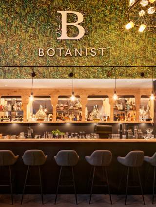 Cocktailbar Cocktails Botanist Naturhotel Forsthofgut Leogang Österreich