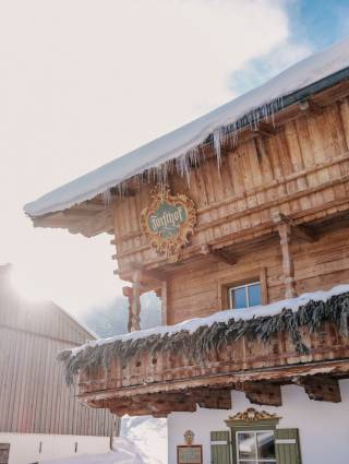 Außenansicht Hotelzimmer mit Balkon im Winter