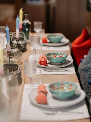 gedeckter Frühlingsstisch in der lieblingsDINGE Boutique