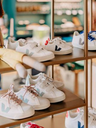 Regal mit Sneaker in der lieblingsDINGE Boutique