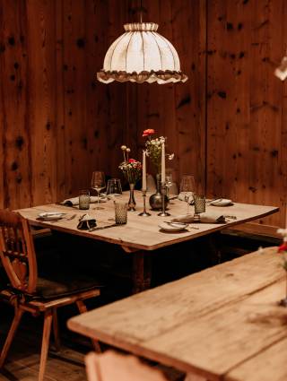 1617 Restaurant Holztisch