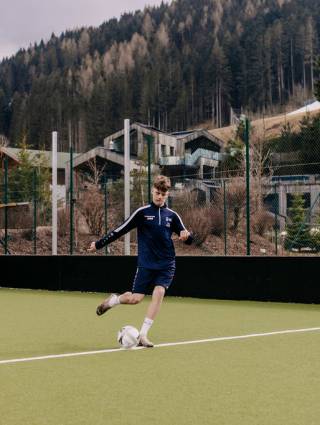 Fußballspiel am Fußballplatz im Forsthofgut