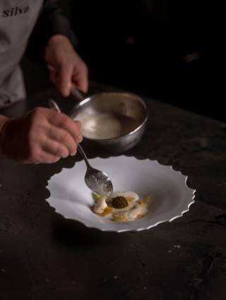 silva restaurant Küchenchef richtet Speise an