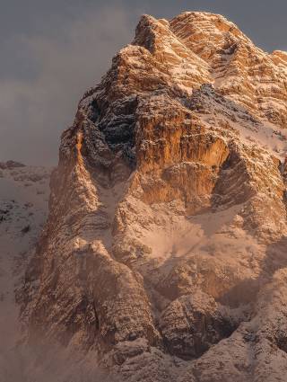 verschneite Steinberge im Winter