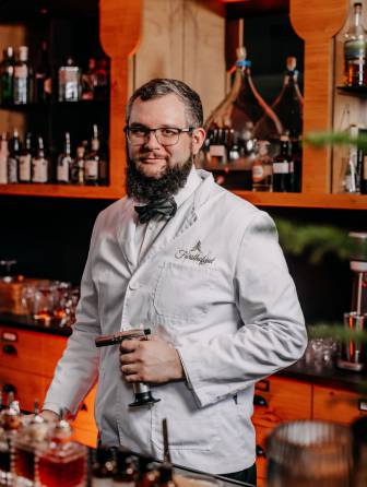Botanis Bar im Naturhotel Forsthofgut mit Signatur Drinks und dem Team dahinter