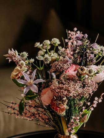 Blumen Vielfalt im Naturhotel Forsthofgut Zimmer und Lobby