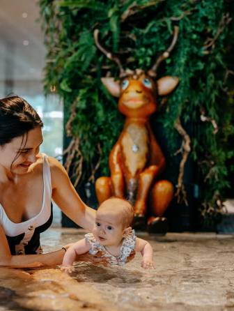 Kinderbecken mit bepflanzten Wänden. Familienurlaub in Österreich
