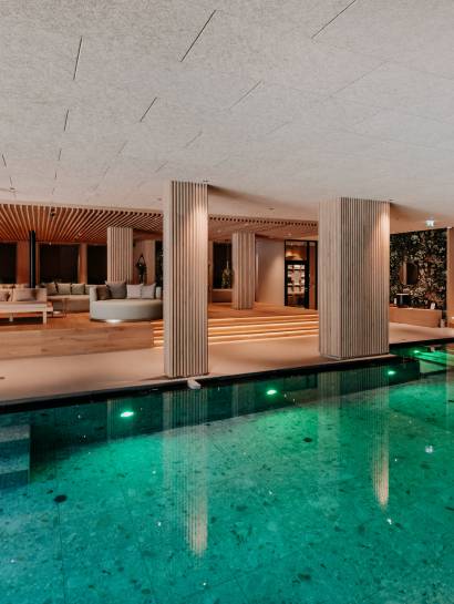 Großer Indoorpool und Ruheliegen im waldSPA Family & Kids