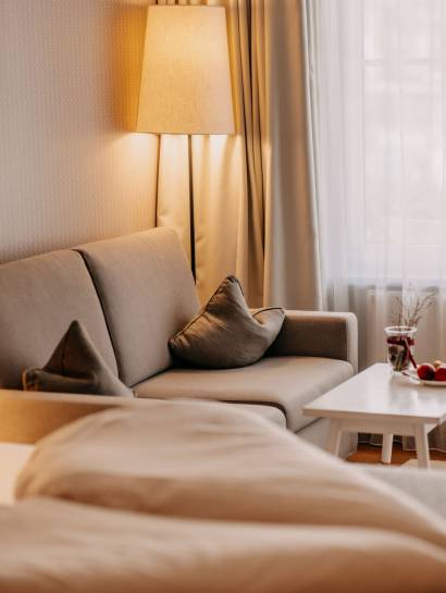 Gemütliches Bett und Couch im Zimmer