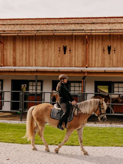 Frau auf Pferd im Reiterhof Forsthofgut