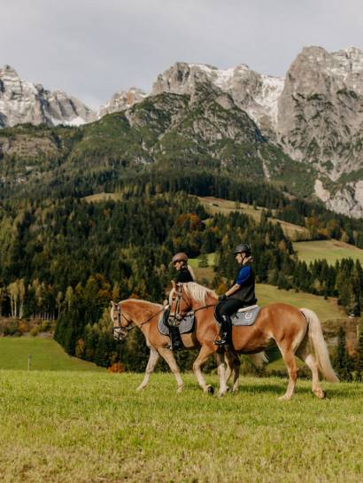 Entspannung und Naturgenuss auf dem Rücken eines Pferdes im Naturhotel Forsthofgut