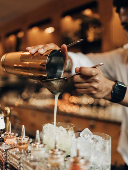 Zubereitung eines Cocktails in der Hotelbar Botanist