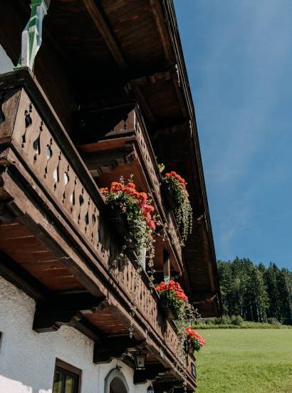 Balkon mit Geranien im Naturhotel Forsthofgut