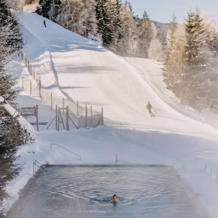 Skiabfahrt direkt am Hotel Naturhotel Forsthofgut Winterurlaub Österreich Leogang