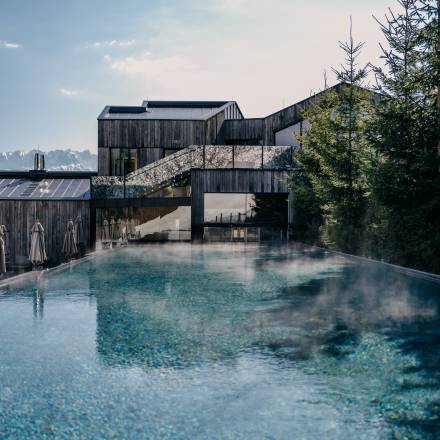 Außenpool für Sommer Wellness im Wellnesshotel Forsthofgut