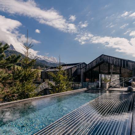 Wellnesshotel Österreich Adults Only - Außenpool mit Whirlpoolliegen
