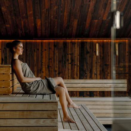 Frau in der Sauna des Adults-only-Bereichs im Naturhotel Forsthofgut.