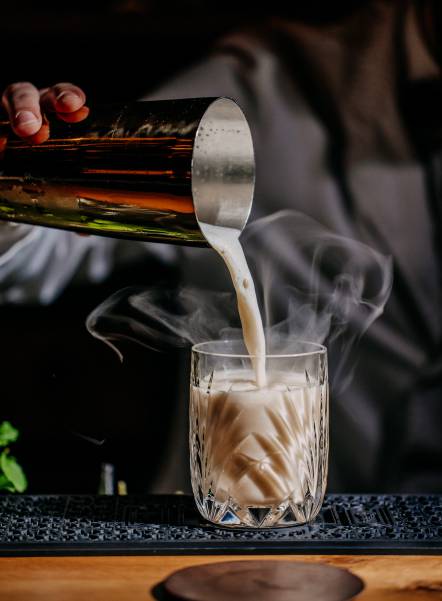 Botanis Bar im Naturhotel Forsthofgut mit Signatur Drinks und dem Team dahinter