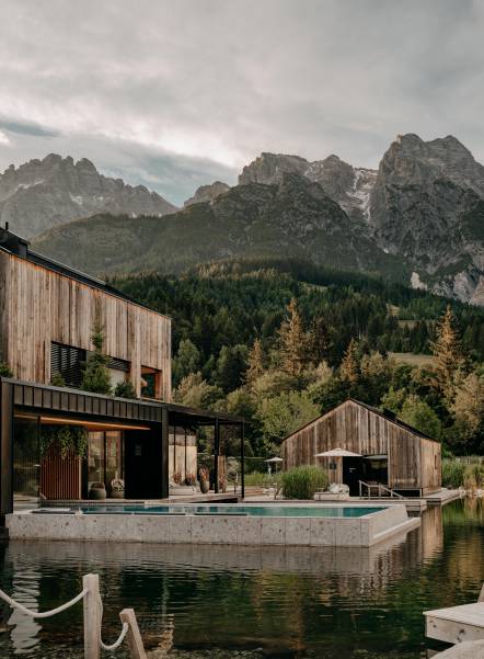 Seepool mit Ausblick auf die Steinberge