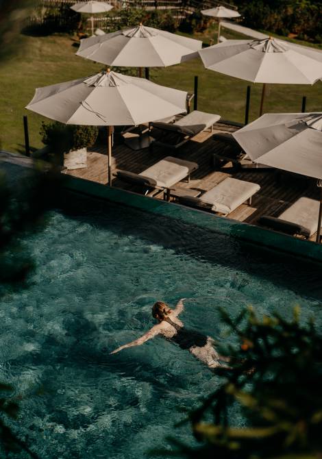 Das Naturhotel Forsthofgut bei Dämmerung