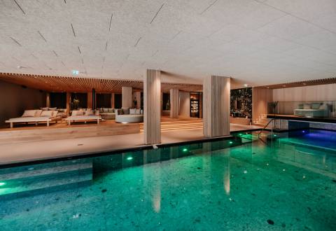 Großer Indoorpool und Ruheliegen im waldSPA Family & Kids
