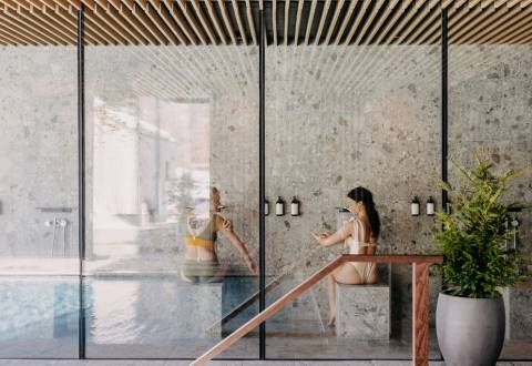 Frauen beim Onsen Ritual im Seehaus des Naturhotel Forsthofgut