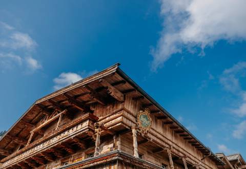 Blauer Himmel um das Forsthofgut