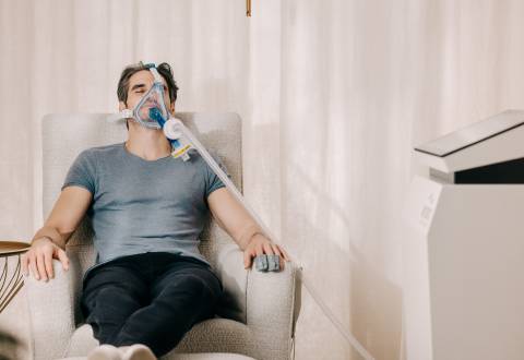 Mann entspannt im Sessel während einer IHHT Anwendung im waldSPA Health.