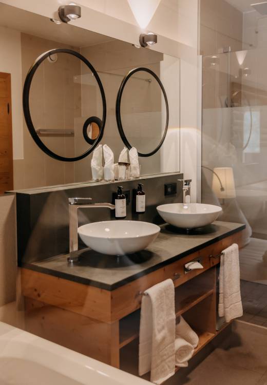 Doppelwaschbecken im Badezimmer im Naturhotel Forsthofgut.
