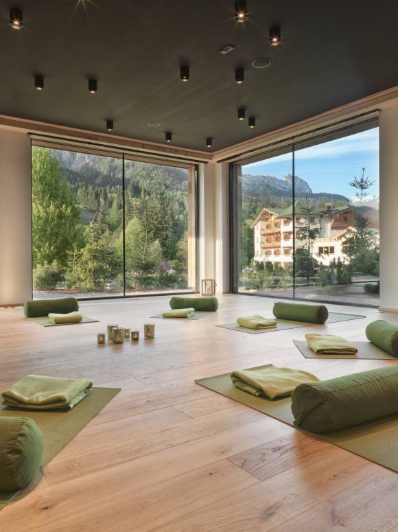 Yoga Stunde im Aktivraum des Naturhotel Forsthofgut