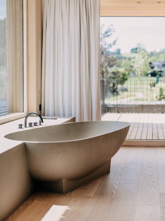 Freistehende Badewanne im Gartenloft