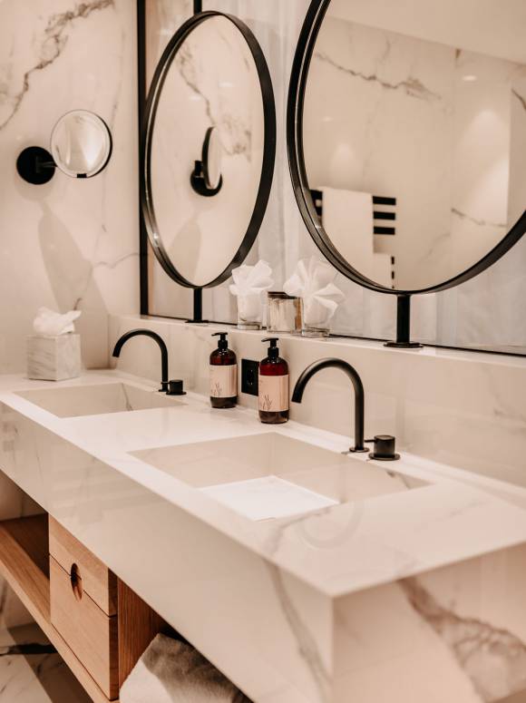 Stilvolles Badezimmer mit Doppelwaschbecken
