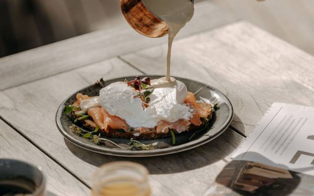 Breakfast by the lake - Naturhotel Forsthofgut