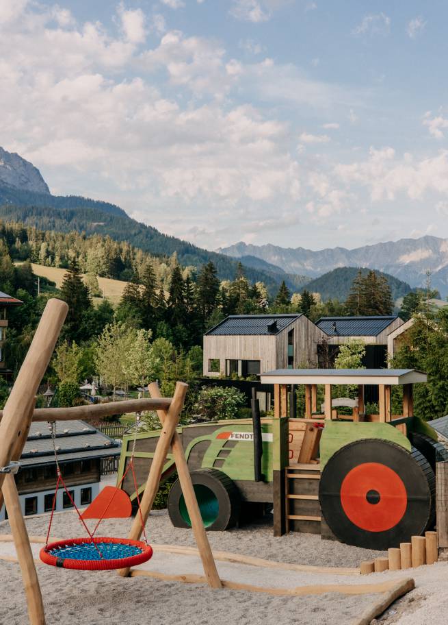 Waldrutsche, Seilschaukel, Wippe und mehr im miniGUT des Forsthofgut in Leogang Österreich