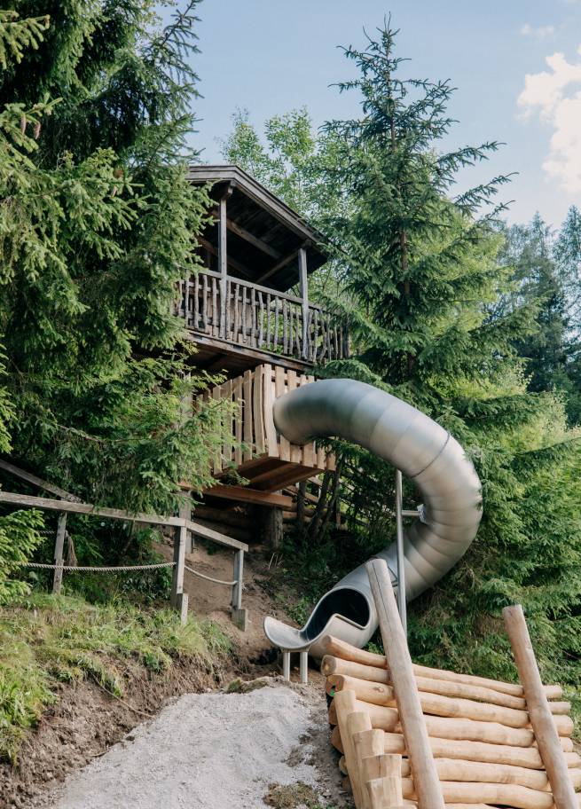 Waldrutsche, Seilschaukel, Wippe und mehr im miniGUT des Forsthofgut in Leogang Österreich