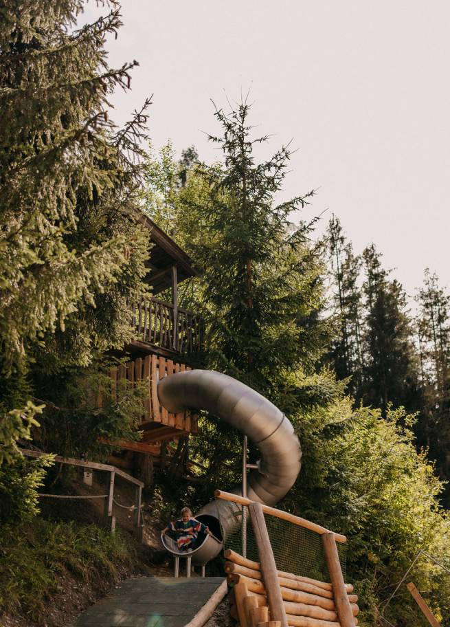 Waldrutsche, Seilschaukel, Wippe und mehr im miniGUT des Forsthofgut in Leogang Österreich