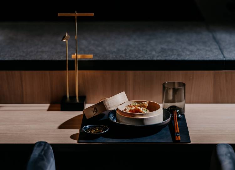 Gegrillte Gyoza in Bambus Korb im Seerestaurant Mizumi