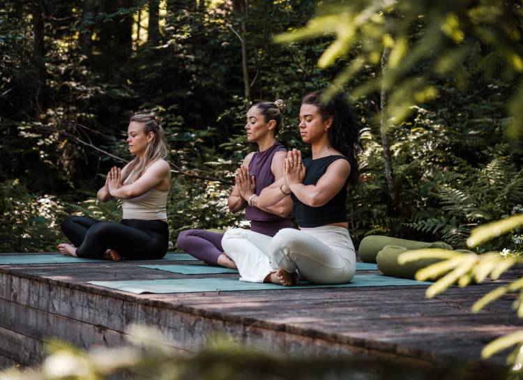 Yoga mitten in der Natur