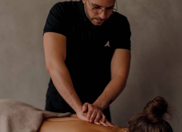 Frau bei einer Massage