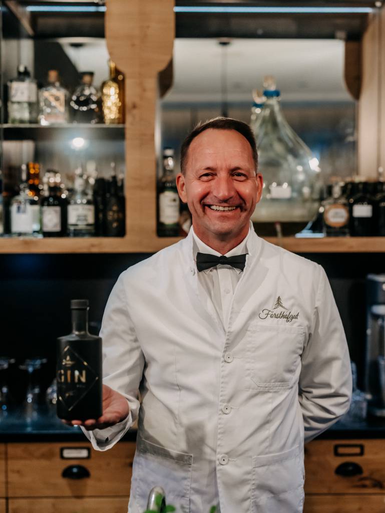 Barchef Barkeeper Naturhotel Forsthofgut Cocktailbar Österreich Leogang