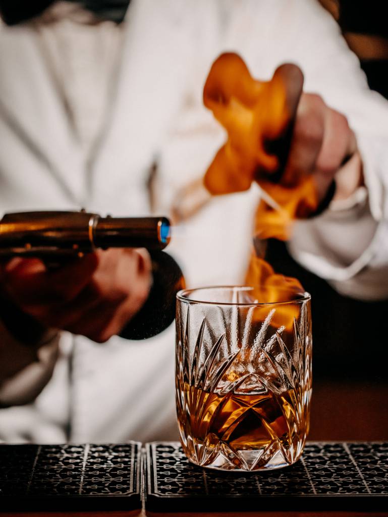 Cocktails Flambiert Naturhotel Forsthofgut Cocktailbar