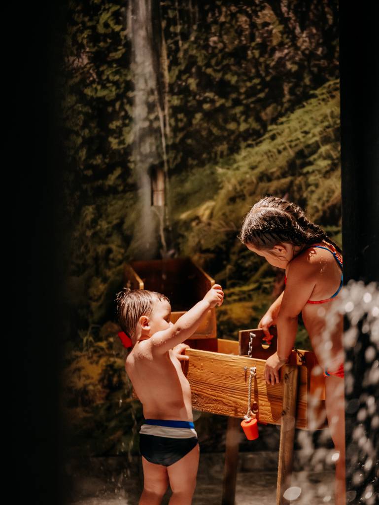 Kinder beim Spielen im waldSPA