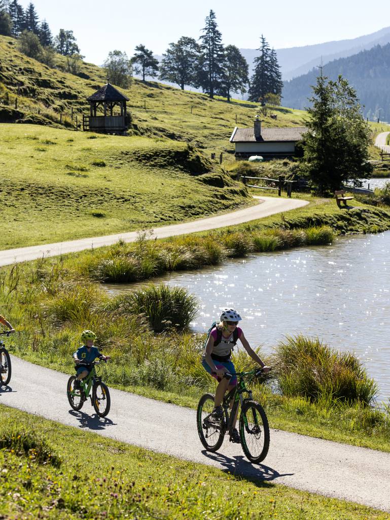Familie auf einer Biketour in Leogang