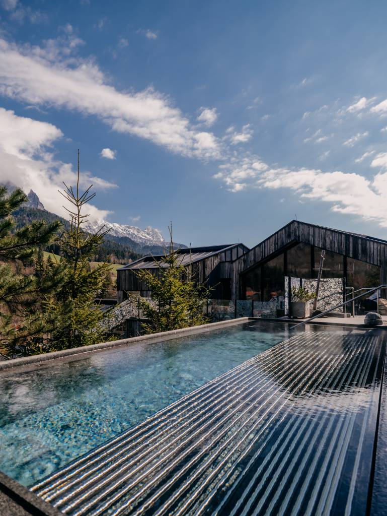 Wellnesshotel Österreich Adults Only - Außenpool mit Whirlpoolliegen