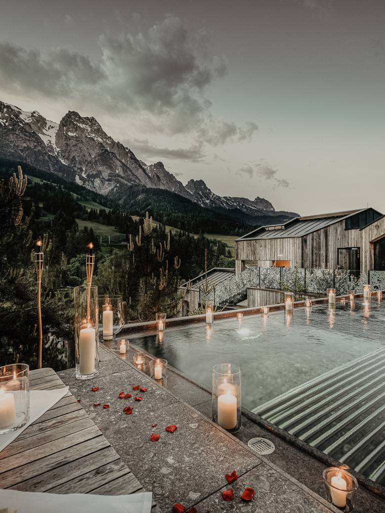 PrivateHOURS by candlelight in the forest spa with a view of the Leogang mountains.