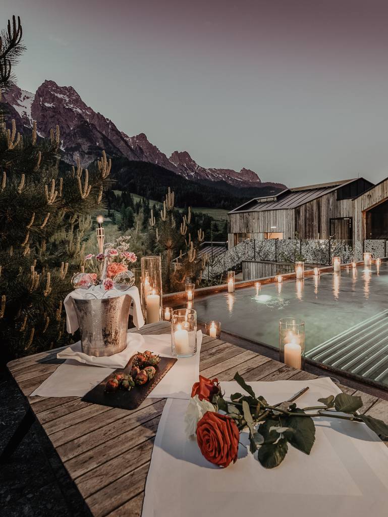 PrivateHOURS with candlelight, champagne and strawberries in the forest spa with a view of the mountains.