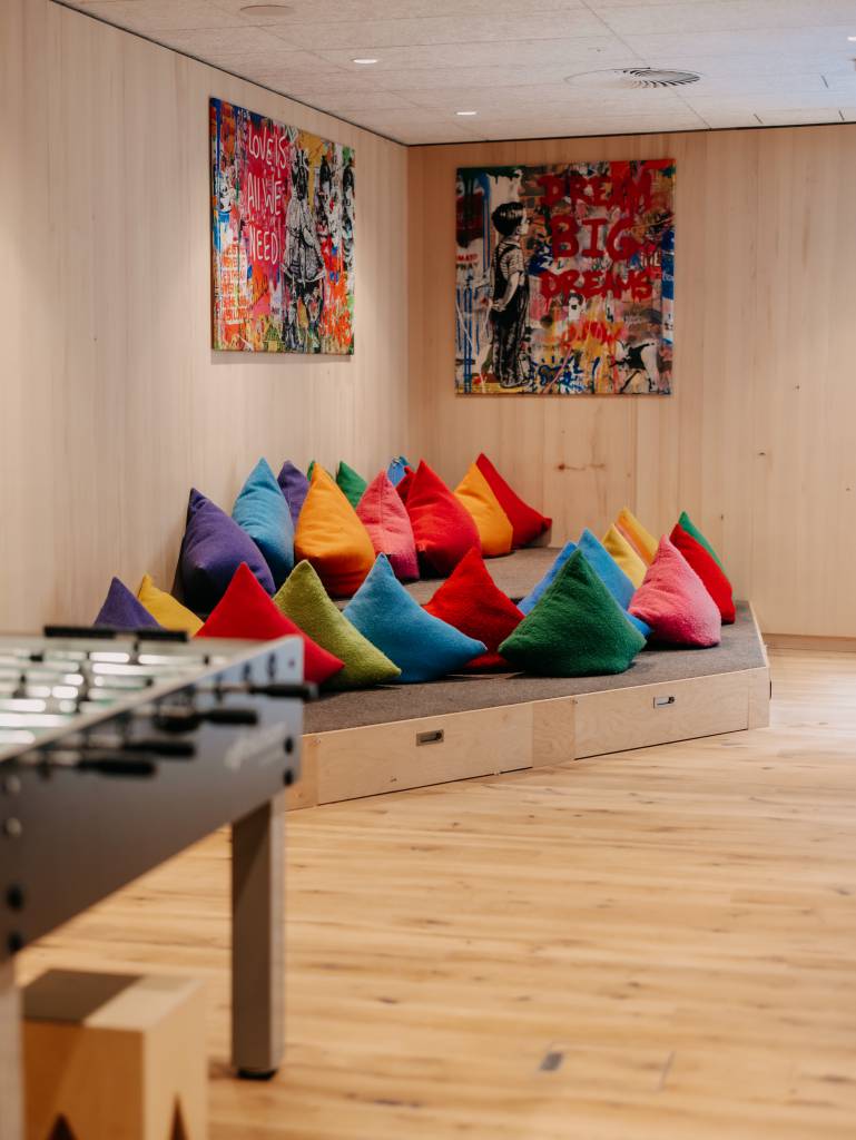 Gemütliche Jungendecke im Hotel Forsthofgut