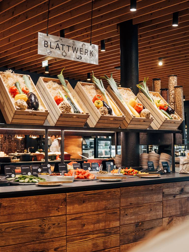 Genussmarkt Blattwerk Stand mit frischem Obst und Gemüse