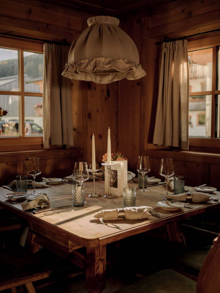 Einrichtigung des à la carte Restaurant 1617 200 Jahre alte Holzstube