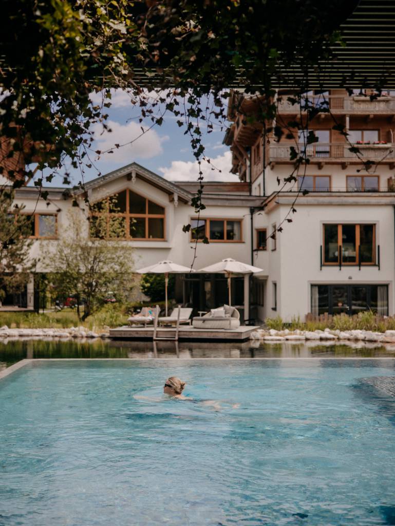 Seepool als Infinity Pool im Badesee